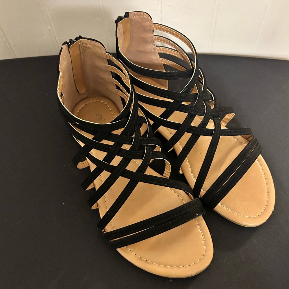 Journee Collection Black Gladiator Sandals Size 8.5 Wide Width—GUC
